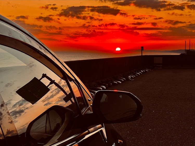 プリウスのiPhone13pro・夕暮れと愛車に関するカスタム事例の投稿画像1枚目