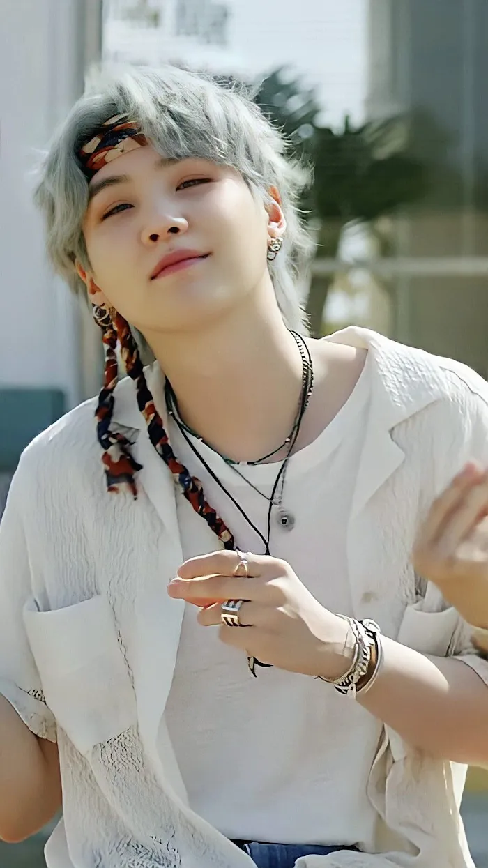 Suga silver hair