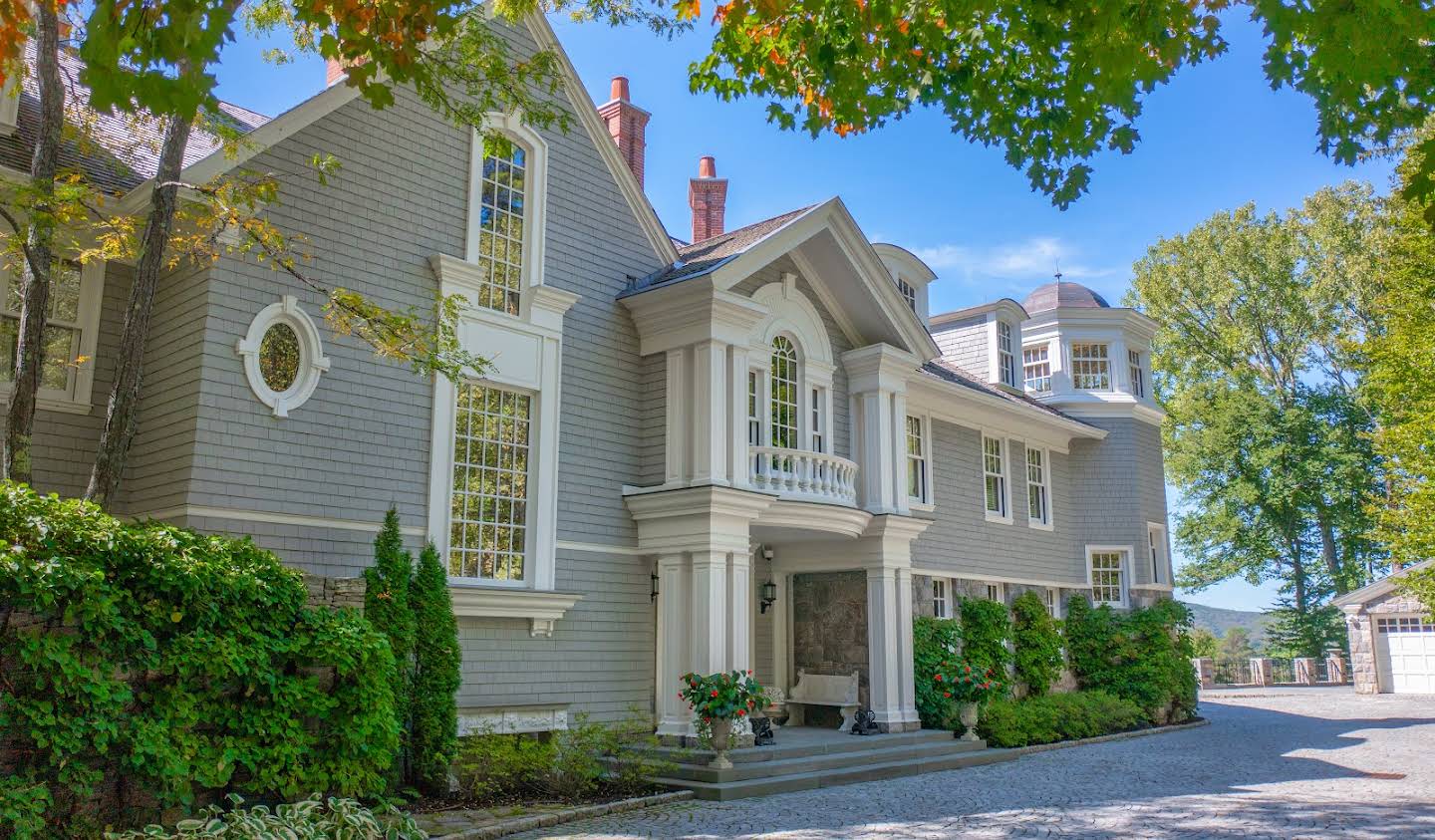 House with pool and garden Stockbridge