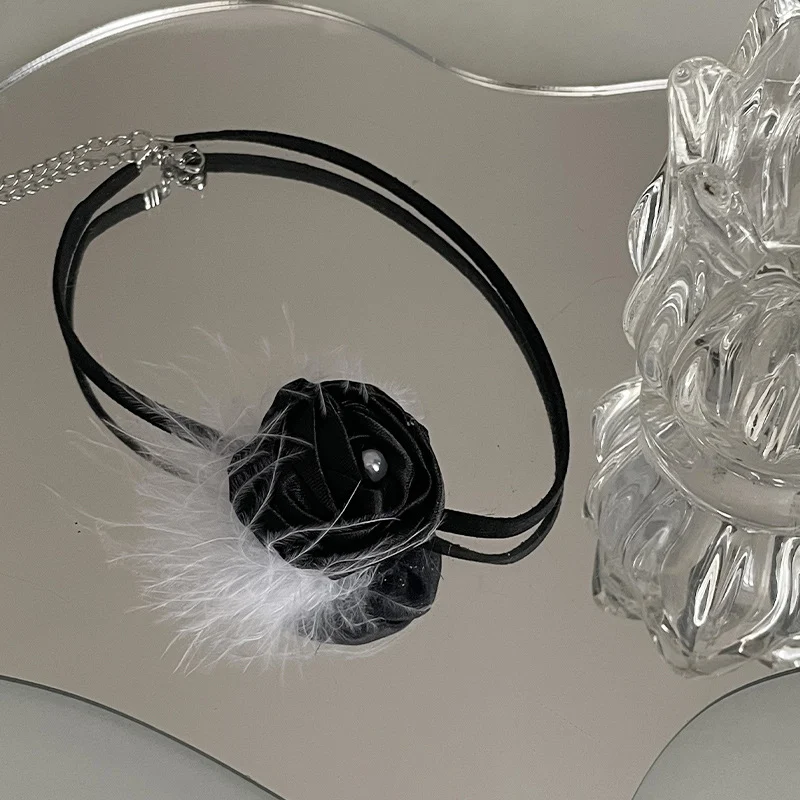 Title 1, Zwarte rozenparelketting Tijdloze elegantie Een...