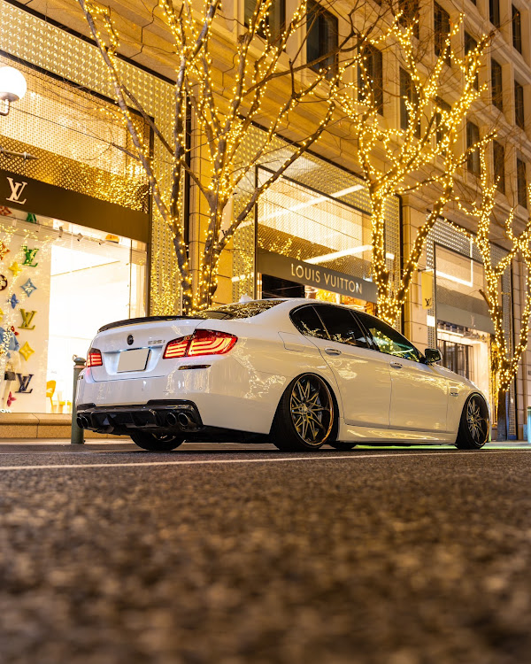 5シリーズ セダンのローアングルショット・BMW・車仲間募集中・お出かけしたいに関するカスタム事例の投稿画像2枚目
