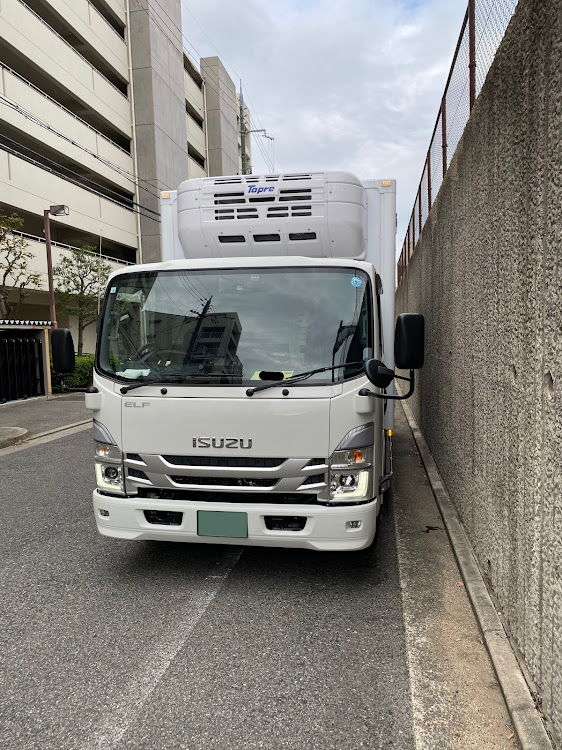 エルフトラックの一週間・いすゞエルフ・凹み発見で凹み・街路樹・ひっかき傷に関するカスタム事例の投稿画像1枚目