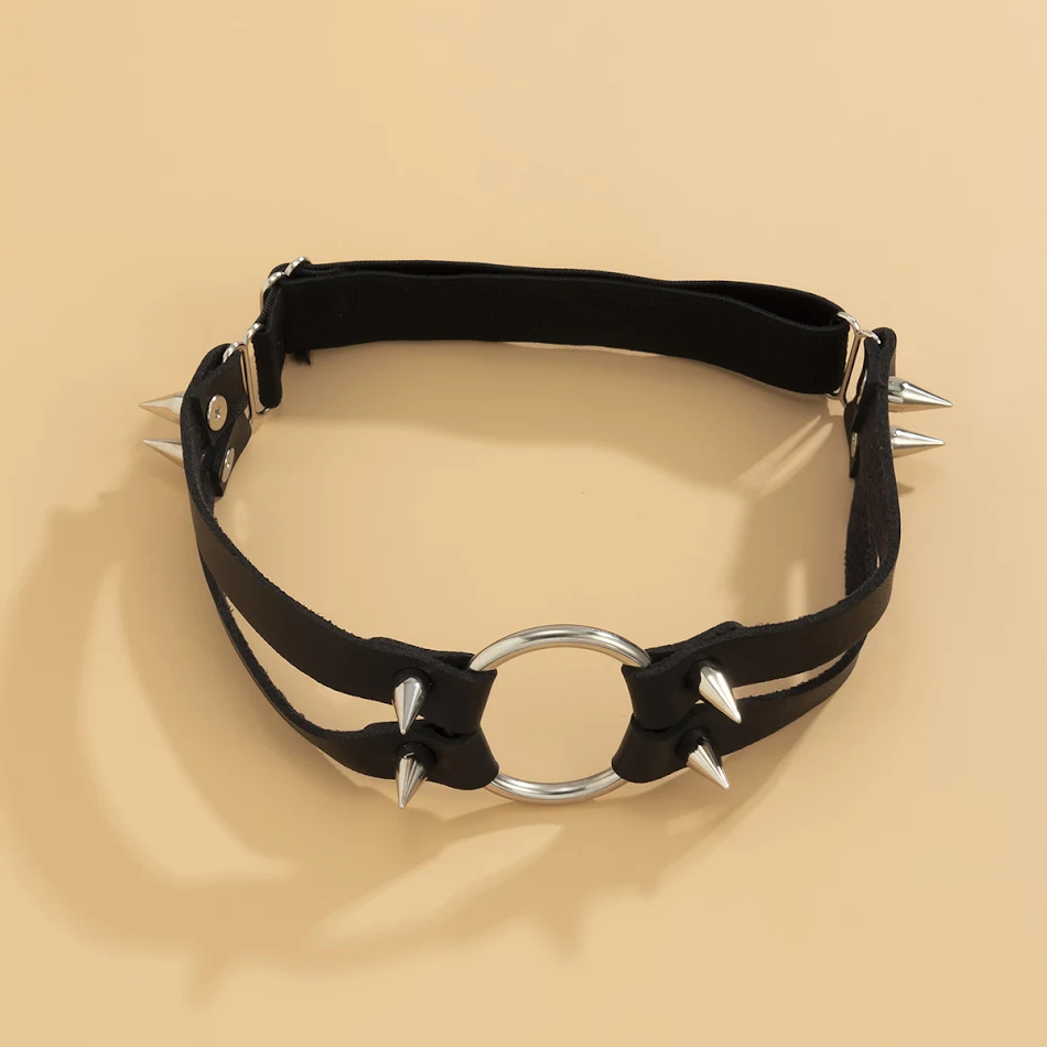 Chaîne de jambe géométrique en PU à double boucle, un accessoire unique et tendance pour un style audacieux et sophistiqué.