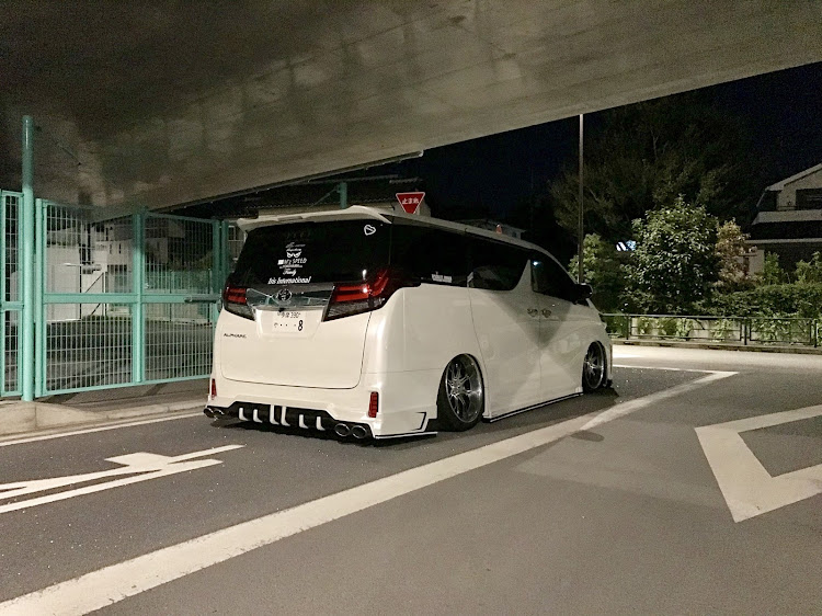 アルファードの今日ゎM'zでのんびり赤いアルエアロ取り付けみてます・iris internationalに関するカスタム事例の投稿画像2枚目