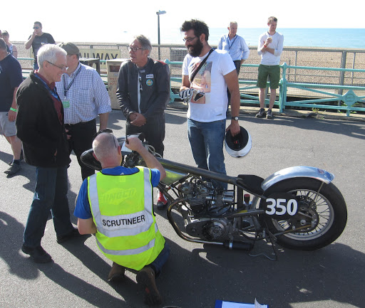 Hevé secrétaire du VDBA-F lors du contrôl technique à Brighton avec son drag Hagon-Triumph.