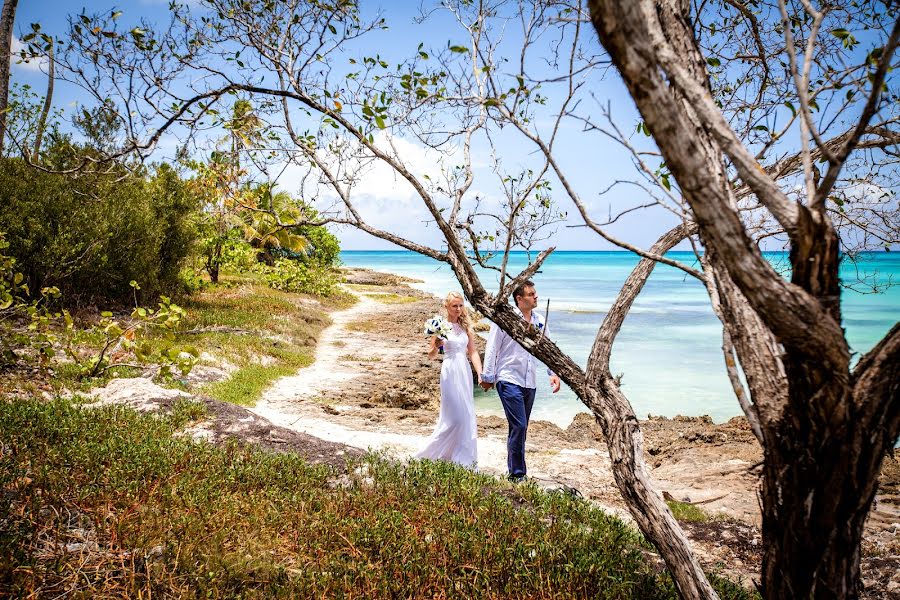 Wedding photographer Elena Bukhtoyarova (lebv64). Photo of 6 July 2014