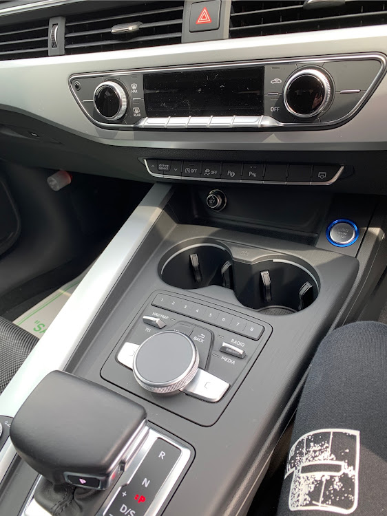 ひーさんさんが投稿した納車しました。・アウディＡ４アバント・大事に乗ります・かっこいいに関するカスタム事例の投稿画像3枚目