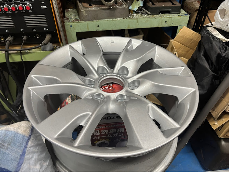NV350キャラバンのY62パトロール ホイール・自家塗装缶スプレーに関するカスタム事例の投稿画像1枚目