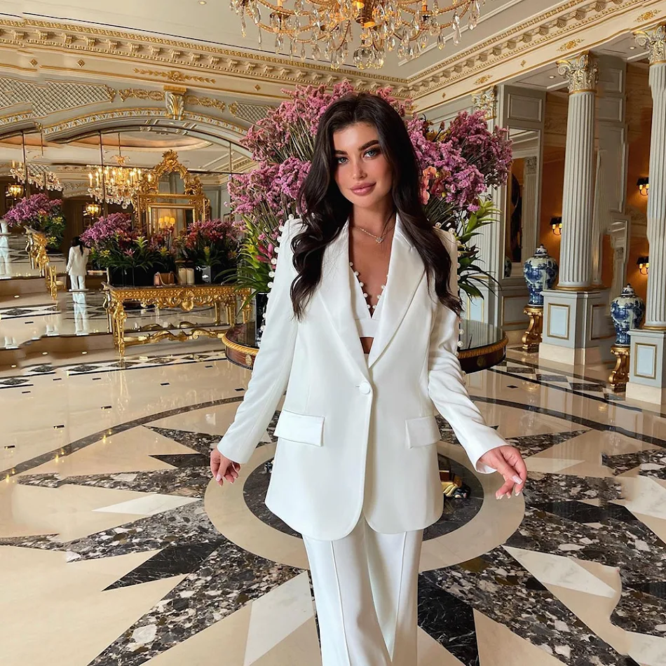 Giacca donna con perle, maniche lunghe e taglio ampio, ideale per il lavoro e i viaggi quotidiani. Eleganza e comfort per le donne.