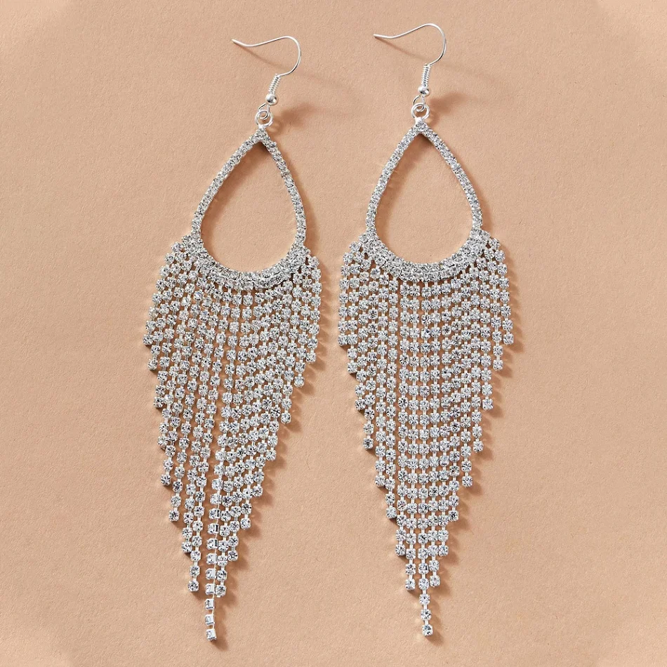 Lange, glanzende bohemian oorbellen met kwastjes en strass-steentjes, perfect voor een elegante en opvallende look bij elke outfit.