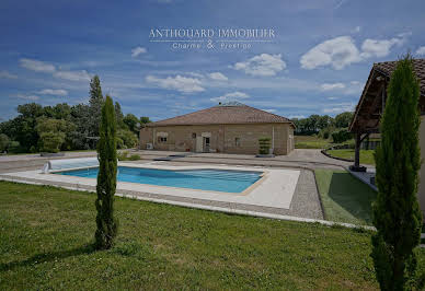 Propriété avec piscine et jardin 10