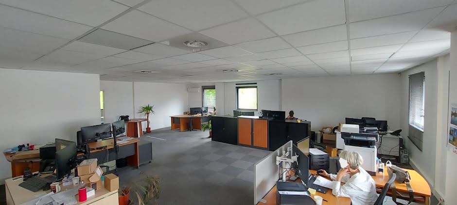 Location  locaux professionnels 3 pièces 135.69 m² à Bouc-Bel-Air (13320), 2 050 €