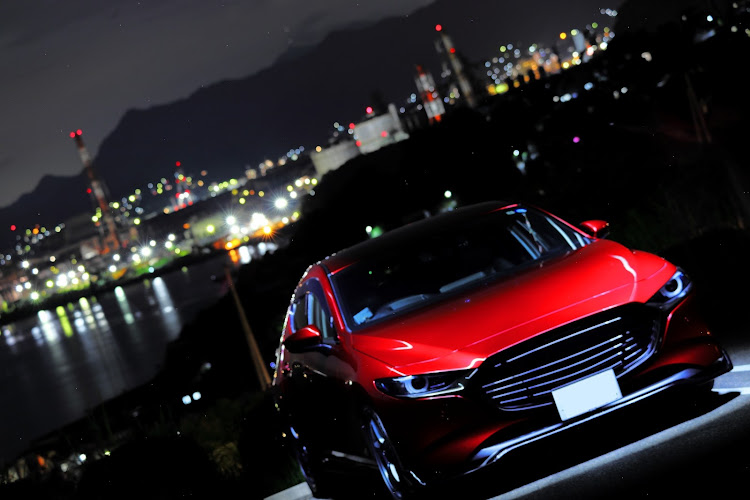 MAZDA3の雨上がりの朝・縦構図はいいぞぉ。・広島・灰ヶ峰・朝活＆夜活に関するカスタム事例の投稿画像1枚目