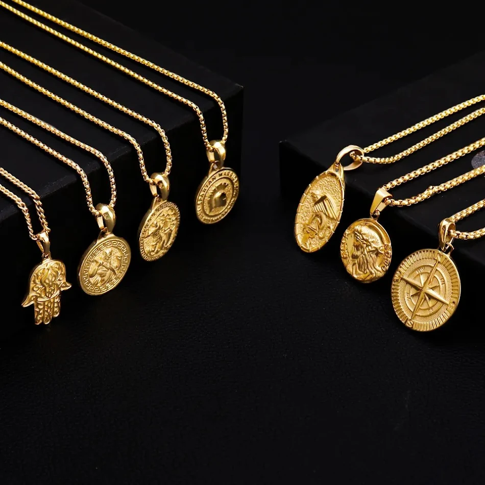 Herren Kompass Anhänger Halskette aus Edelstahl 18K vergoldet. Für Orientierung und stilvolles Auftreten. Langlebig und elegant.