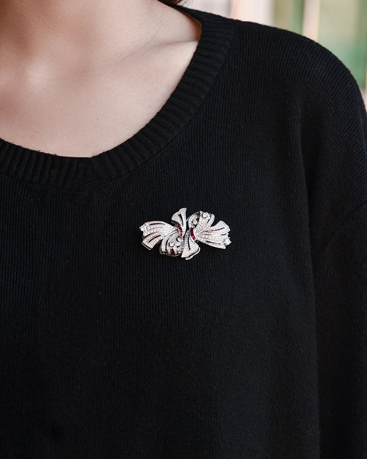 Broche de laço duplo removível de alta qualidade. Adicione estilo instantâneo a qualquer roupa. Prenda fácil e elegante, ideal para várias ocasiões.