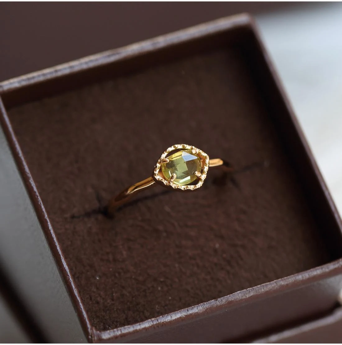 Title 1, Japanse imitatie peridot ring voor dames. Betaa...
