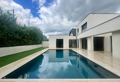 Maison avec piscine et terrasse 10