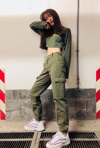 Cô nàng thường diện áo crop-top để khoe đường cong hình thể ấn tượng của mình.