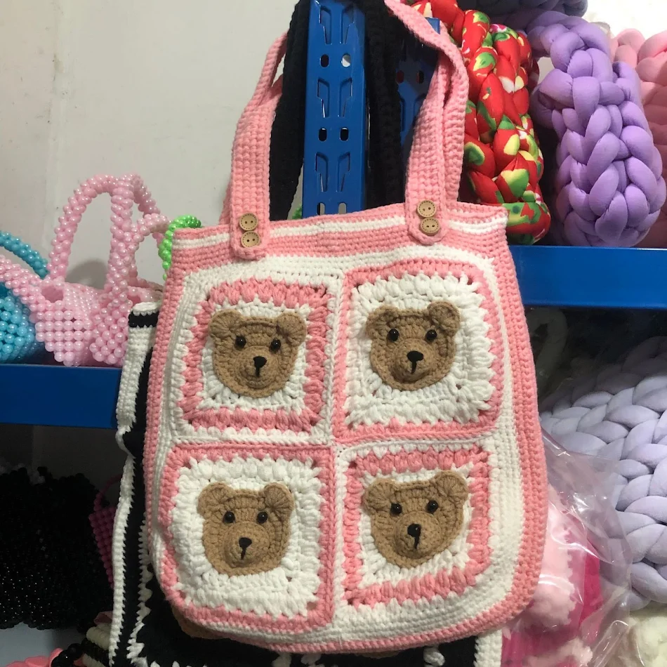 Women's Bear Woven Four Bear Head Shoulder Handbag, a fashionable and versatile all-match handbag, perfect for everyday 