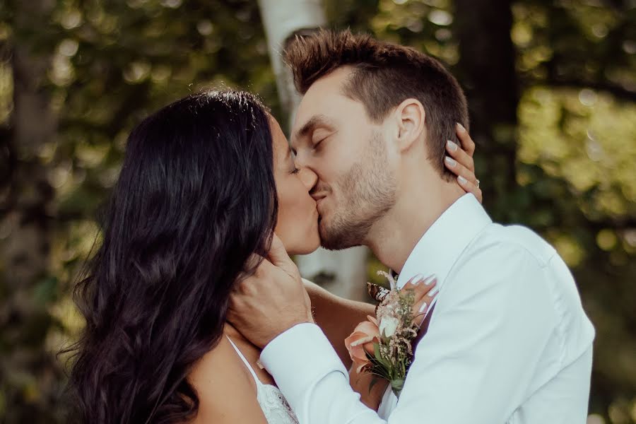 Fotógrafo de casamento Lenka Krejčí (lenkakrejci). Foto de 6 de fevereiro 2022