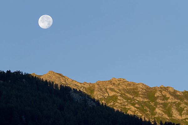 La luna all'alba.  di Enzo L.