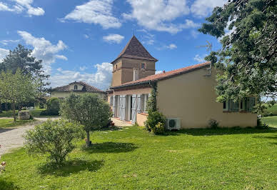 Maison avec piscine et jardin 9