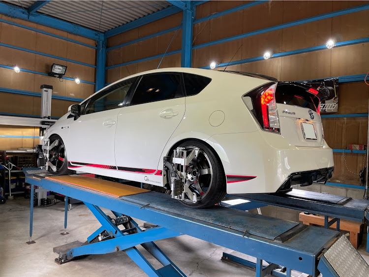 プリウス G'sの車高調整に関するカスタム事例の投稿画像1枚目