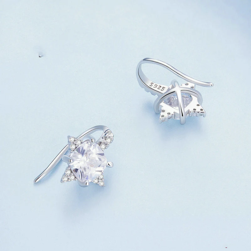 Boucles d'oreilles tendance en argent sterling, zircon étoile à quatre angles plaqué or blanc, clous d'oreilles brillants