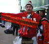 Ondertussen voor het stadion van Man United: sjaals met José Mourinho te koop!