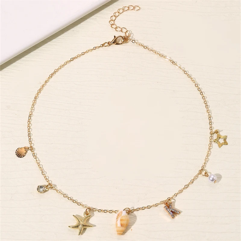 Collier style plage océan avec 26 lettres, perles et coquillages, accessoire idéal pour un look estival et personnalisé.