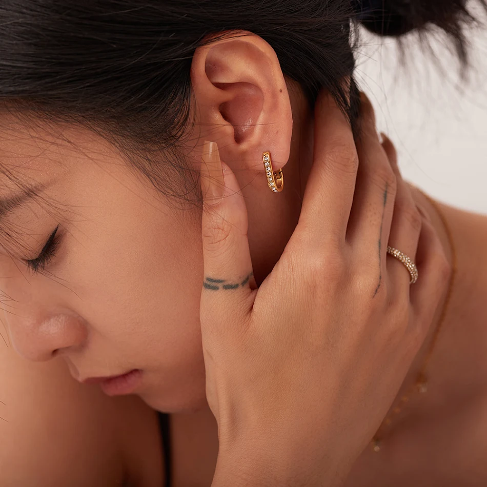 Boucles d'oreilles en acier titane pour femmes, mode tout-aller. Des boucles d'oreilles élégantes et polyvalentes, idéales pour toutes les occasions.