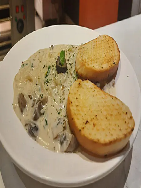 Chicken And Mushroom White Sauce Pasta