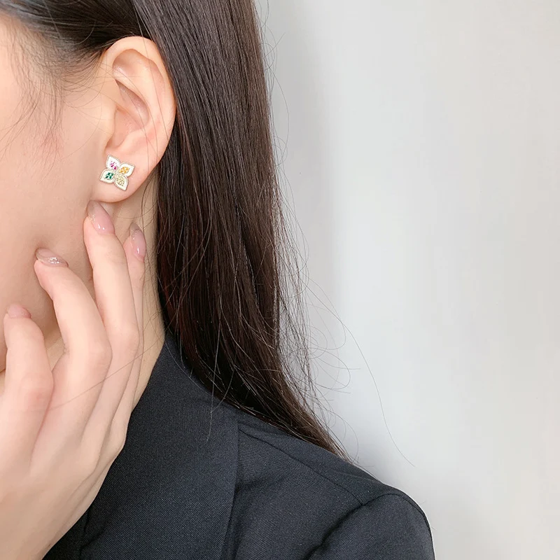 Boucles d'oreilles en argent S925 avec diamant couleur trèfle à quatre feuilles, un bijou élégant et porte-bonheur pour femmes.