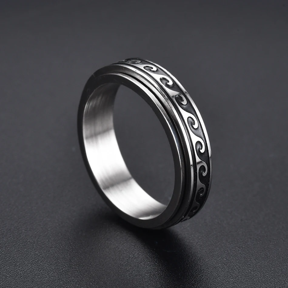 Anel de aço titânio com óleo de enegrecimento corrosivo, joia resistente e elegante. Acabamento preto intenso e durável, perfeito para uso diário.