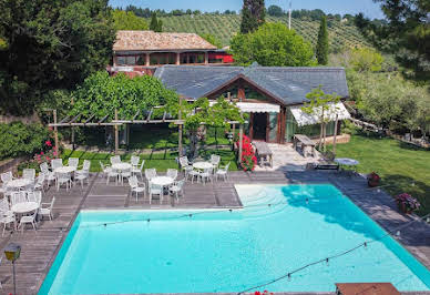 Propriété avec piscine et jardin 3