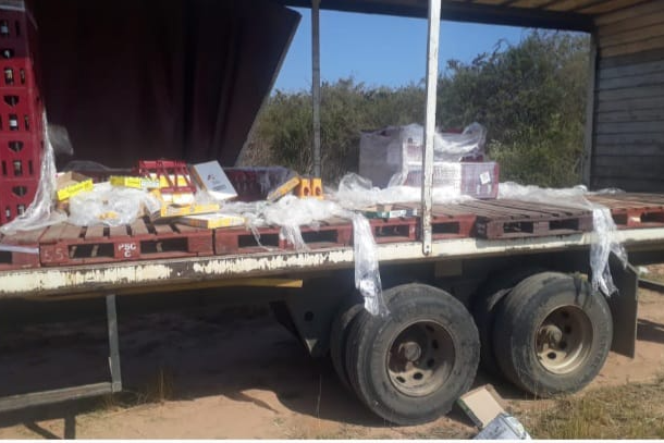 A truck carrying liquor was travelling on the R40 near Marite when a group of armed suspects shot at it while instructing the driver to stop.