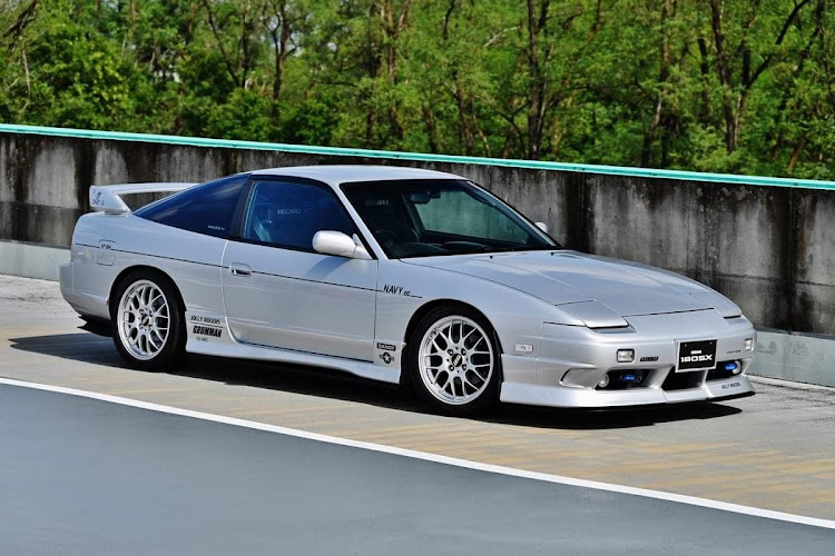 180SXのミラーレス一眼・屋上駐車場・ブレーキパッド交換・タイヤ、ホイール交換・ヘッドライトユニット交換に関するカスタム事例の投稿画像1枚目