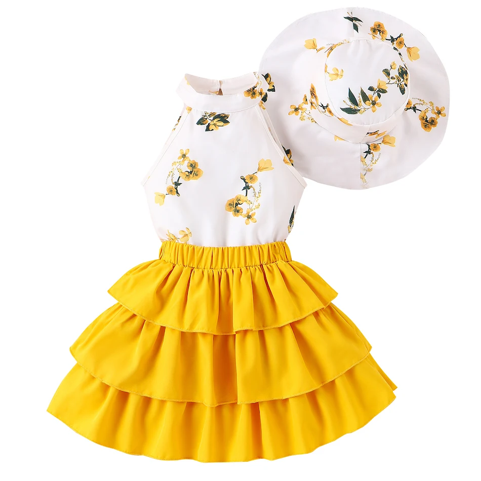 Ensemble jupe cake avec haut licou imprimé et chapeau, parfait pour célébrer des événements festifs avec style et originalité.