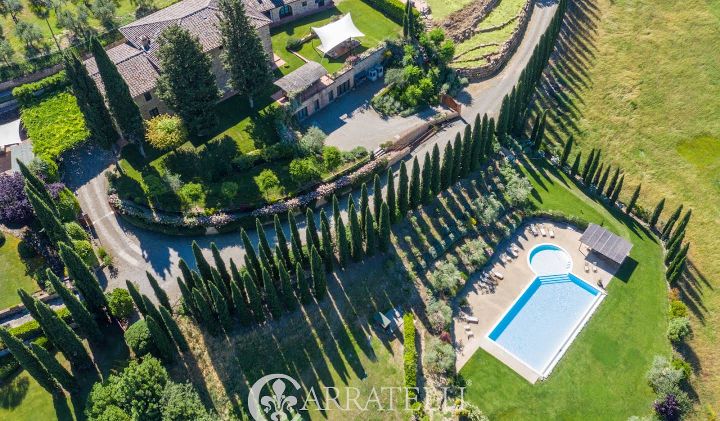 Corps de ferme avec jardin et piscine Poggibonsi