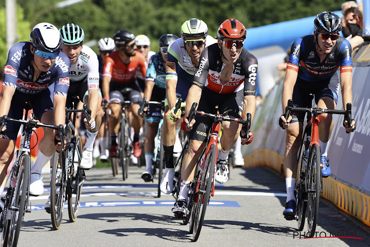 De Buyst zag Evenepoel wegrijden toen hij op limiet zat maar denkt dat hijzelf en Gilbert nog voor podium kunnen gaan