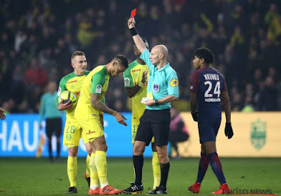 ? Après avoir taclé un joueur, Tony Chapron voit rouge