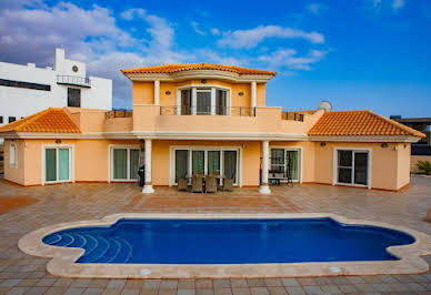 Villa with pool and terrace 3