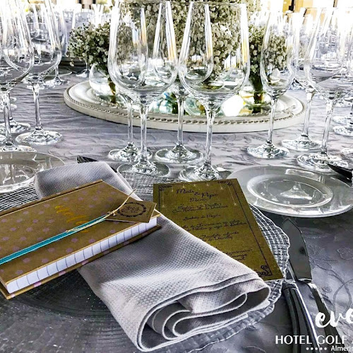 una mesa llena de copas de vino y un cuaderno con la palabra eventos en el fondo