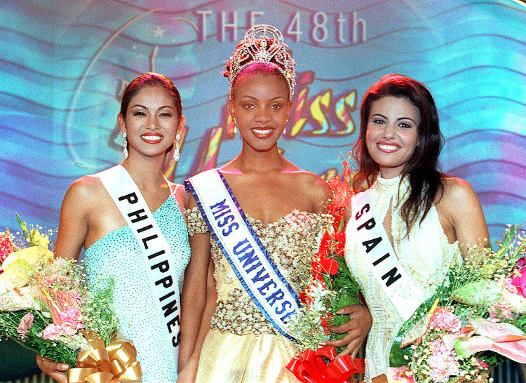 Miss Universe 1999 Mpule Kwelagobe flanked by first runner up, Miss Philippines, and second runner up, Miss Spain.