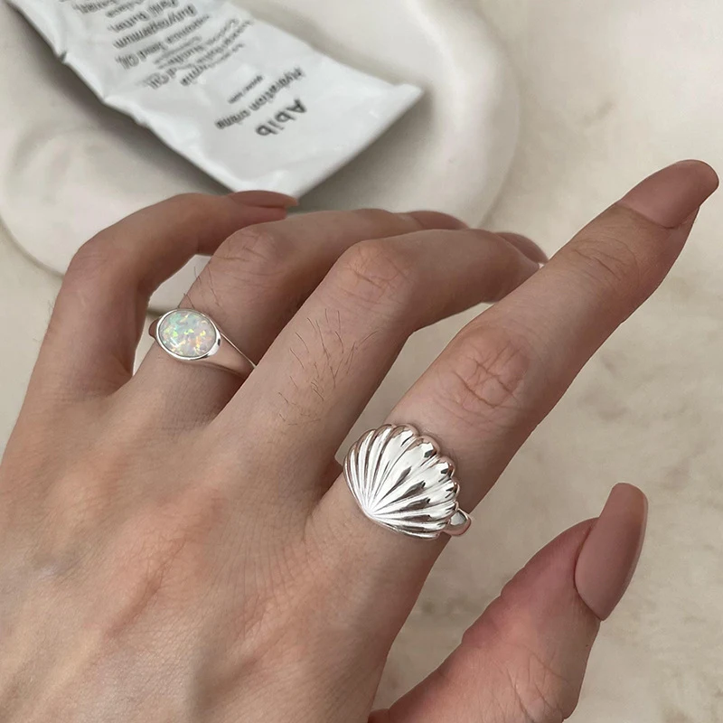 Bague femme en forme de coquillage avec opale, design délicat. Un bijou raffiné pour un style féminin et élégant, mettant en valeur la pierre.