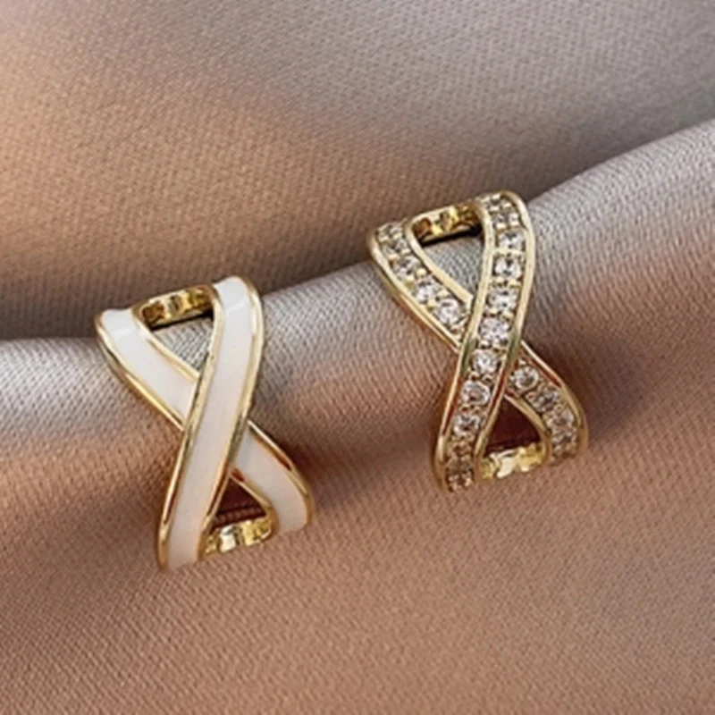 Boucles d'oreilles coréennes simples pour femmes, clous d'oreilles avec tige en argent, idéales pour un look décontracté, confortables et élégantes.