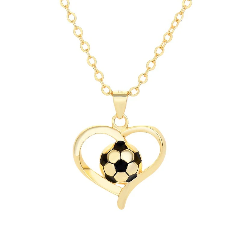 Collier de football en forme de cœur en or 18 carats pour femme, un bijou raffiné pour afficher sa passion pour le sport et la mode.