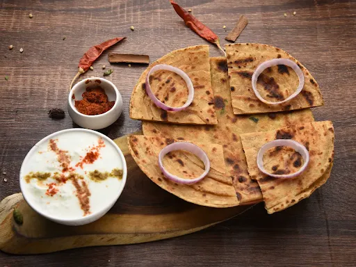 Pyaaz Paratha With Dahi And Pickle