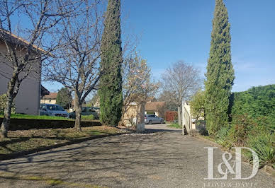 Villa with pool and garden 3