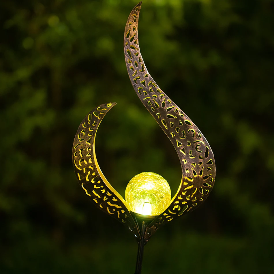 Luminária solar de jardim em ferro forjado com estaca. Design retro vazado e projeção de paisagem para um pátio charmoso e iluminado.